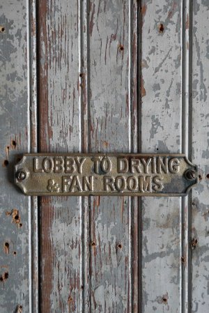 画像1: アンティーク　LOBBY TO DRYING&FAN ROOMS　ブラスプレート
