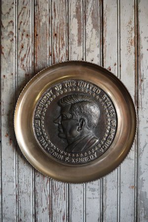 画像1: アンティーク　John.F. Kennedy　メタルウォールデコ